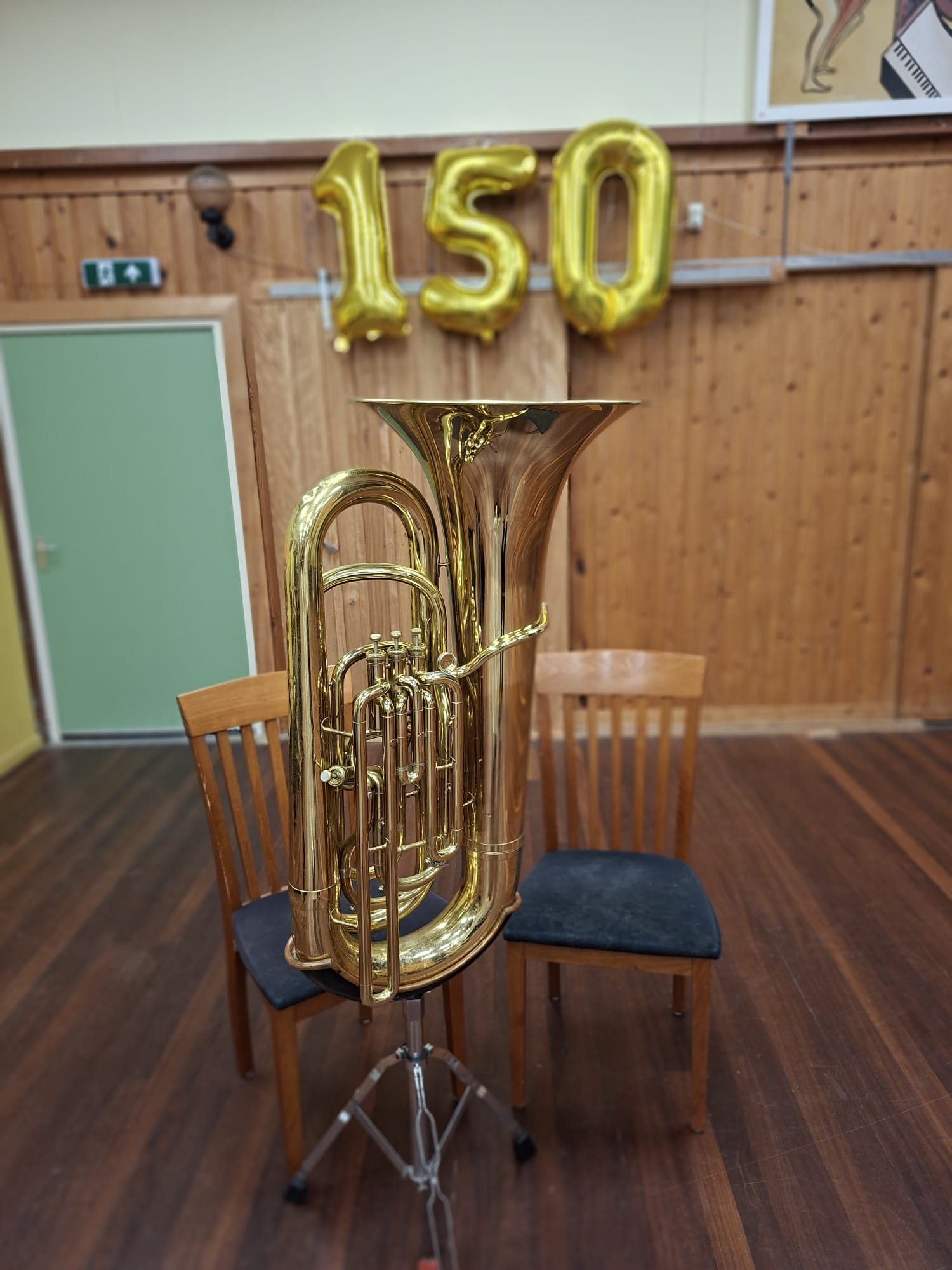 bas op standaard met een lege stoel voor de musicus