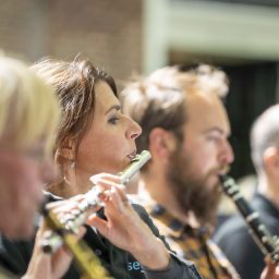 Saxofoons, dwarsfluit, klarinetten bij Mienskipsorkest 2026 Straatfestival Guido Hibma Foto voor Seewyn