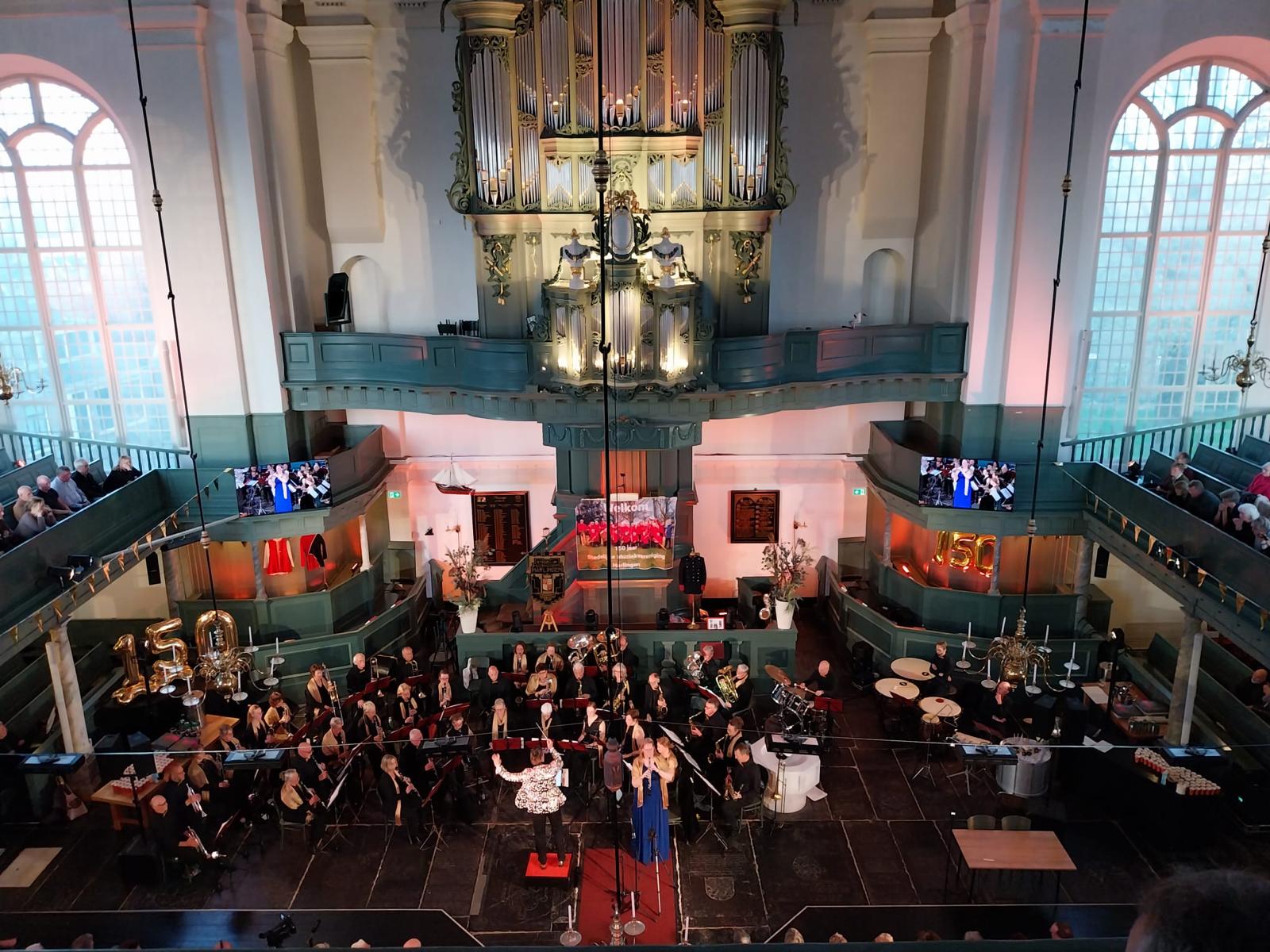 Het orkest met Anna Marieke Zijlstra solozang, foto vanaf de weeskinderenkraak