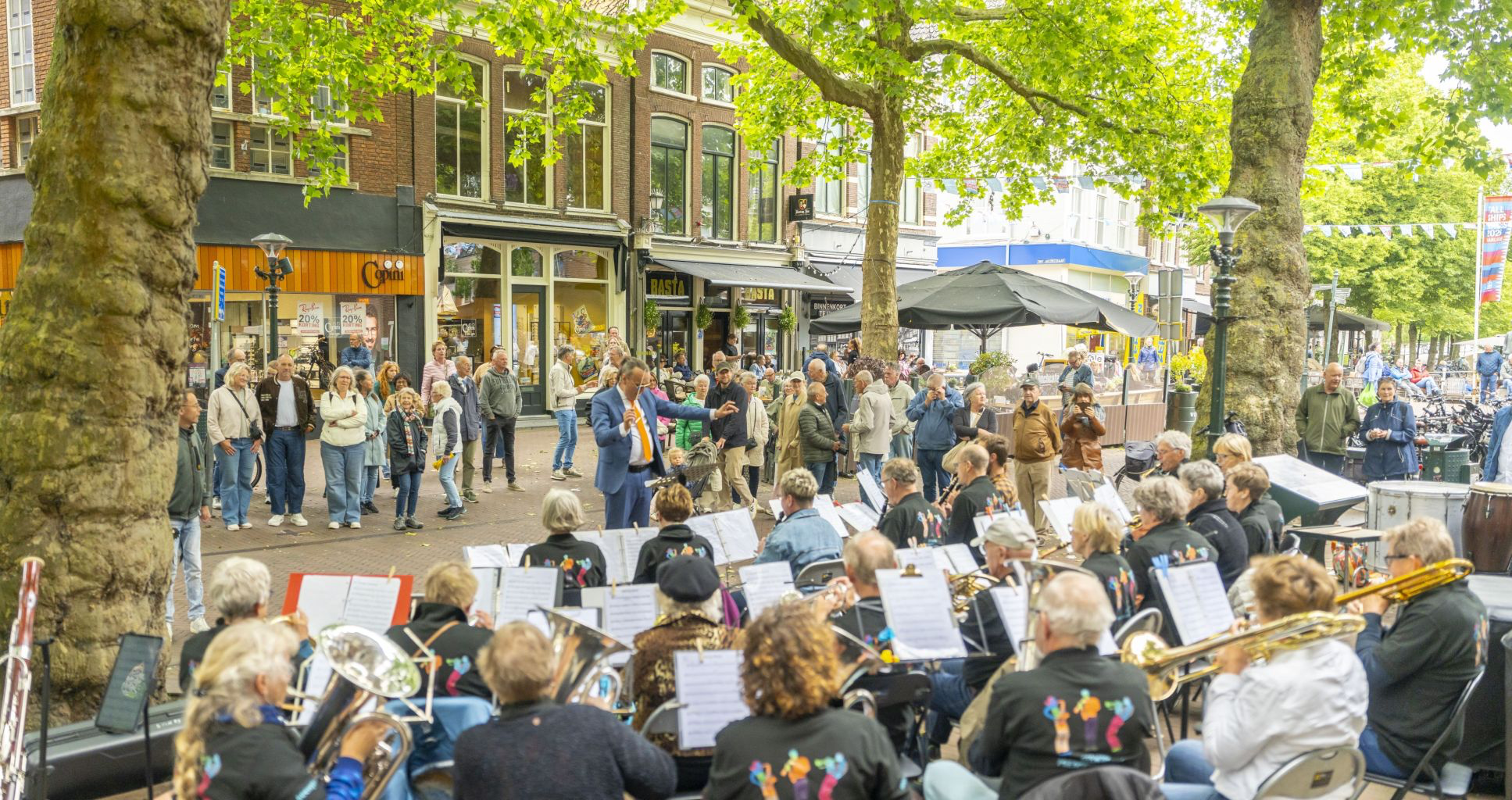 Publiek bij Mienskipsorkest in actie onder leiding van Eric Roelofsen tijdens Straatfestival 2026 Harlingen Foto Seewyn Guido Hibma