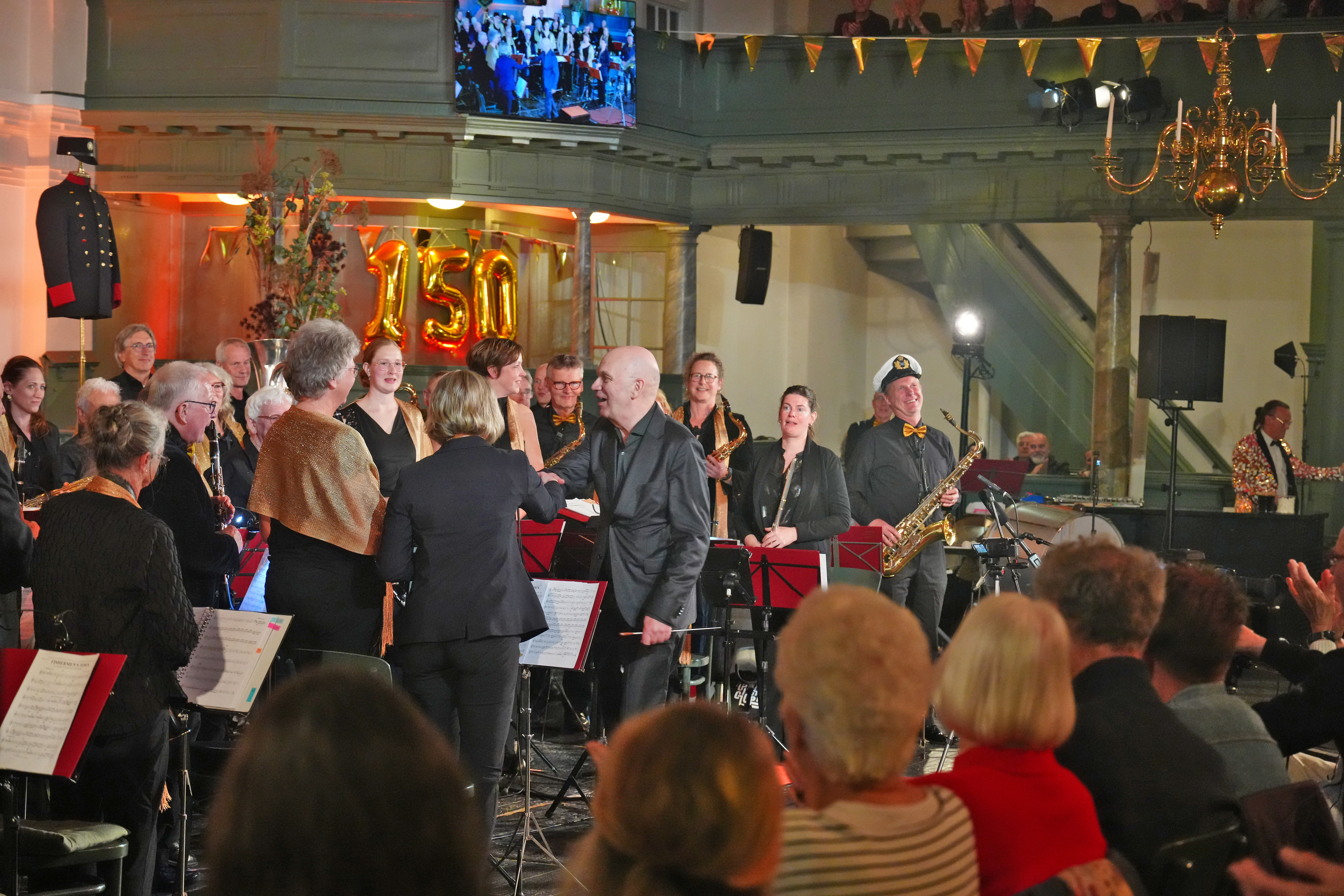 20260418 Jacob de Haan geeft eerste klarinettist Henriette van Sluis een hand na de premiere Fishermen's Town. Foto Henry Drost.