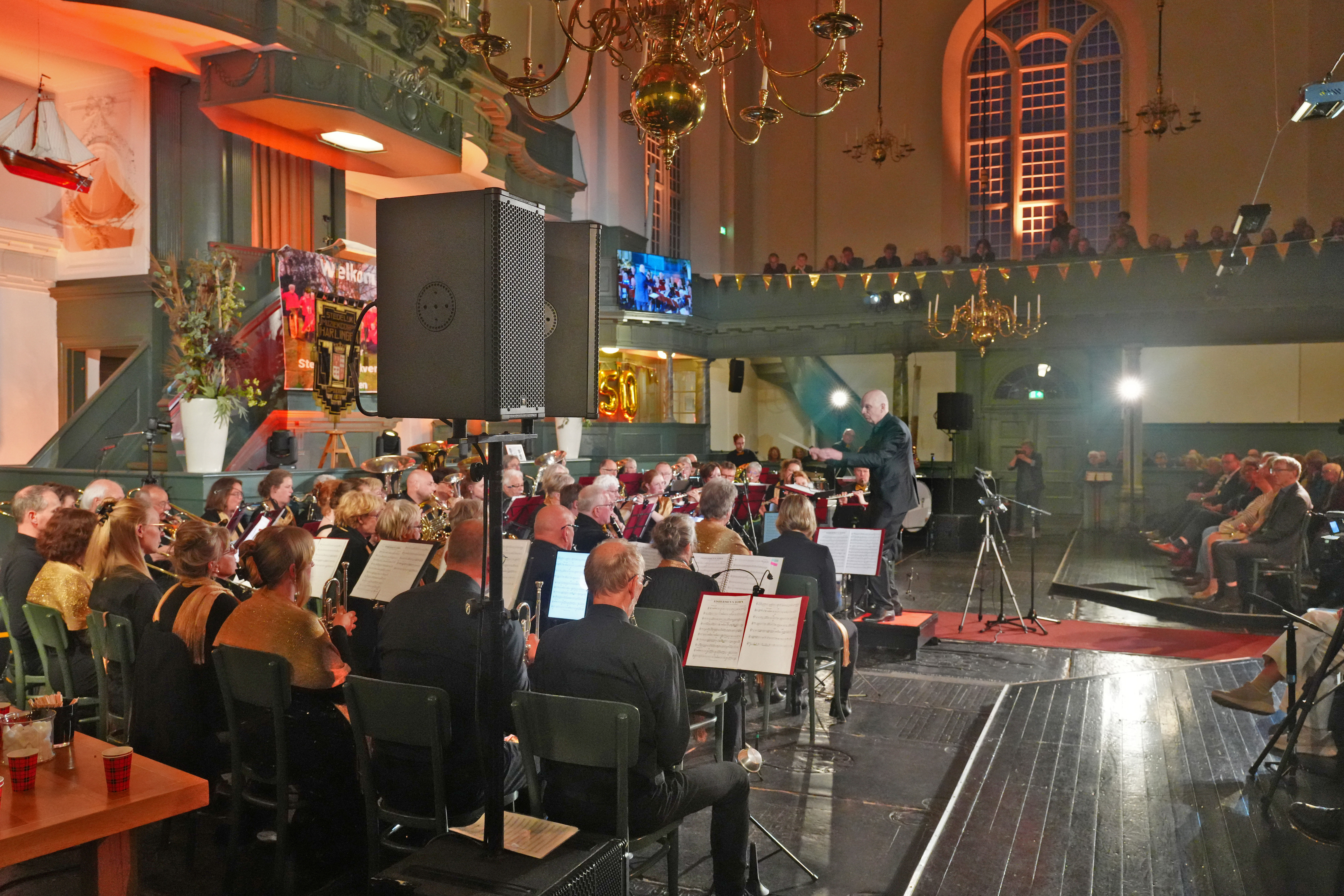 20260418 Jacob de Haan dirigeert Fishermen's Town, het stuk dat hij componeerde, tijdens het jubileumconcert van SMH in de Grote Kerk Foto Henry Drost.